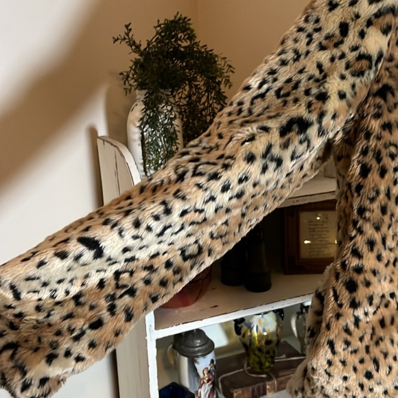 💙Honey Punch M Beautiful animal print faux fur jacket 2 front buttons.Lined. EUC - Picture 4 of 5